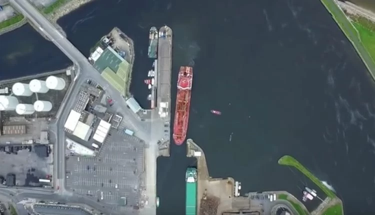 Δείτε το απίστευτο… παρκάρισμα πλοίου